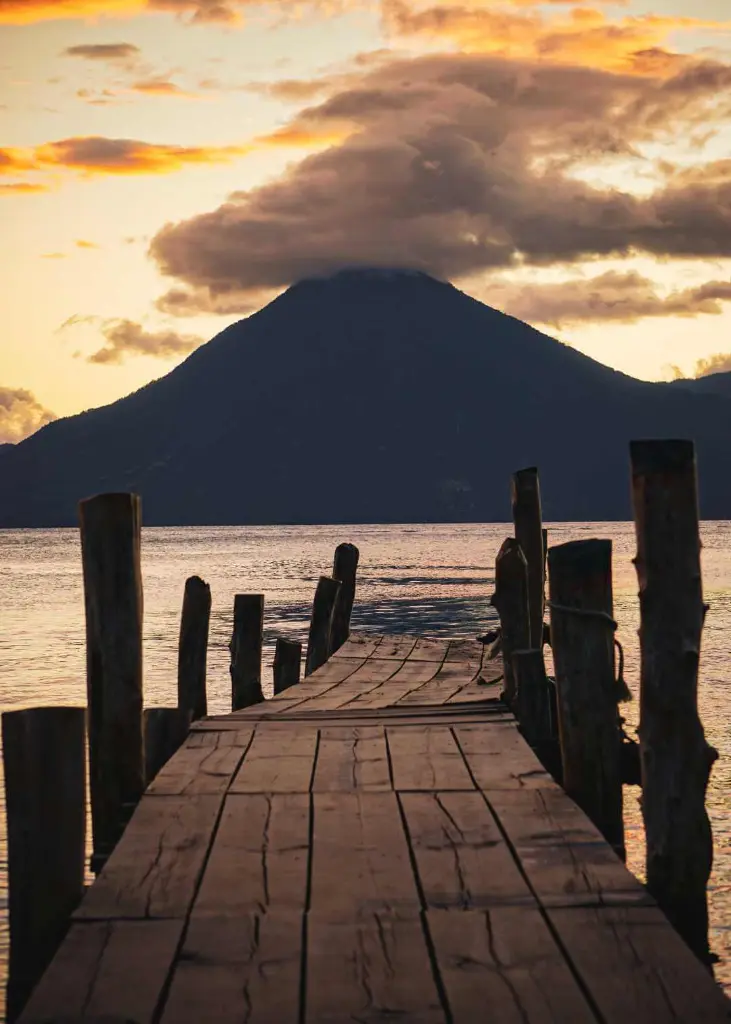 Muelle-en-el-Lago-Atitlan.webp