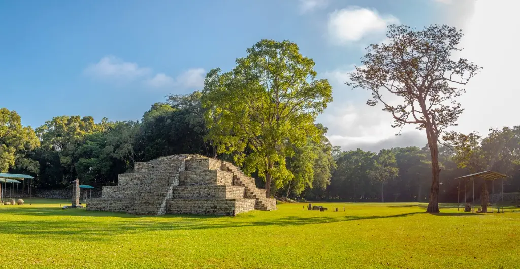 panoramic-view-of-the-mayan-pyramids-in-the-temples-of-copan-ruinas-and-their-natural-environment.webp