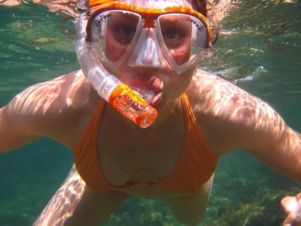 Exploring-Vibrant-Underwater-Worlds-A-Snorkeling-Adventure-in-Caye-Caulker.webp