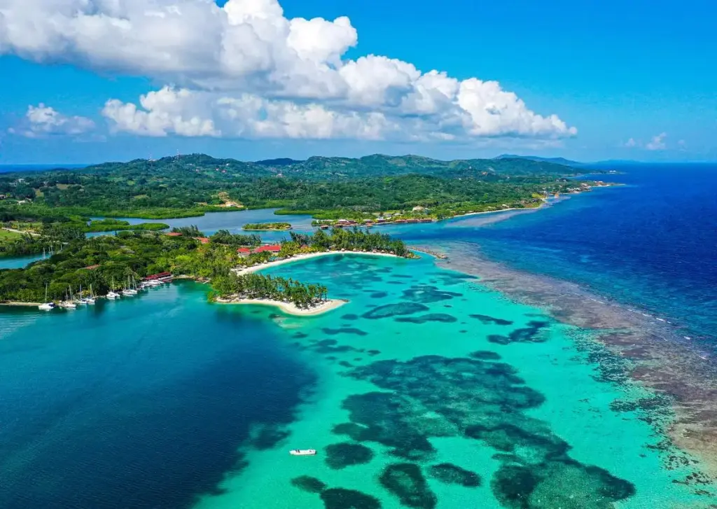 Roatán – Joya del Caribe y Paraíso del Arrecife