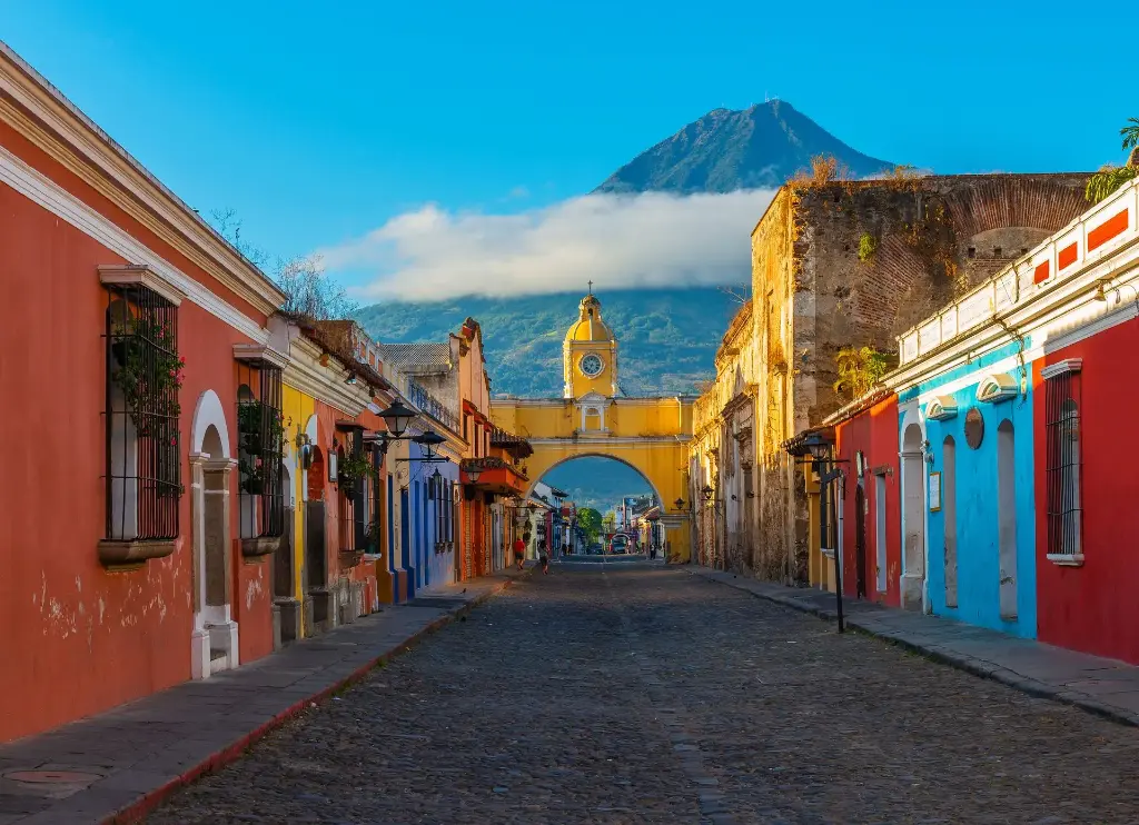 Antigua Guatemala – Encanto Colonial y Vistas a los Volcanes